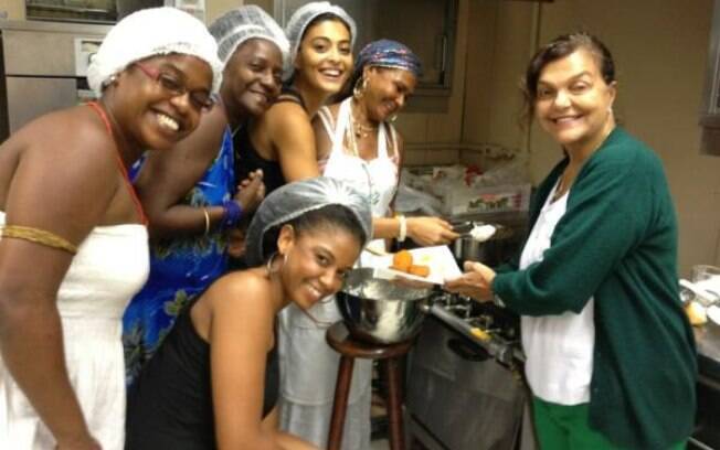 Juliana Paes se divertiu na cozinha fazendo acarajé