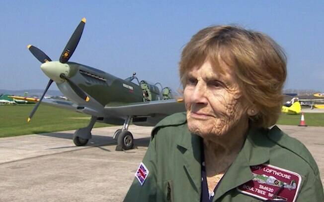 Aos 92 anos, a veterana Joy Lofthouse volta a voar em uma máquina de combate após 7 décadas