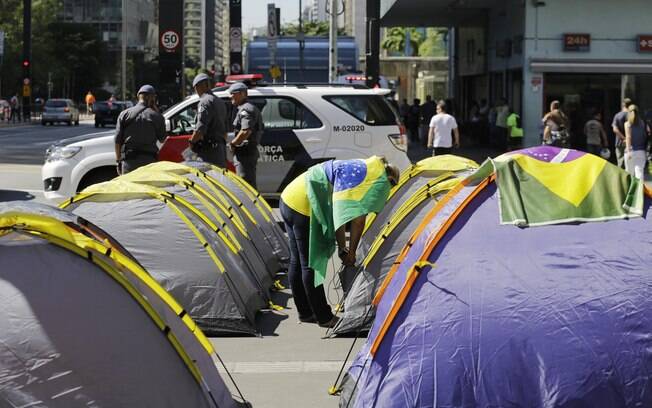 Manifestantes protestam em frente ao prédio da FIESP contra o governo da presidente Dilma
