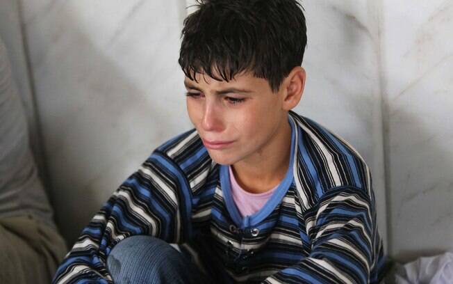 Jovem que sobreviveu a suposto ataque químico chora dentro de mesquita em bairro de Duma, Damasco