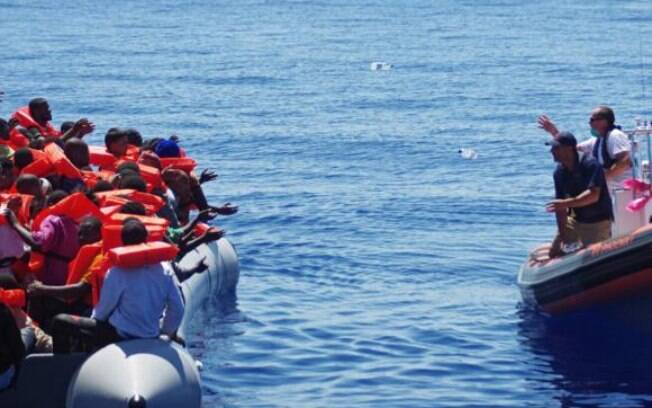 Perto de 1,3 mil imigrantes socorridos durante o fim de semana no Mediterrâneo desembarcaram hoje (4) na Itália