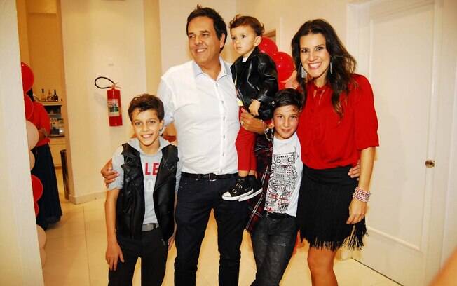Marco Camargo, a mulher, Fernanda, e os filhos Yann, Enzo e Theo, o aniversariante
