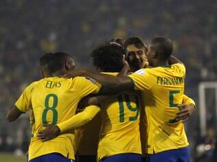 Jogadores da seleção brasileira comemoram o gol de Roberto Firmino contra a Venezuela