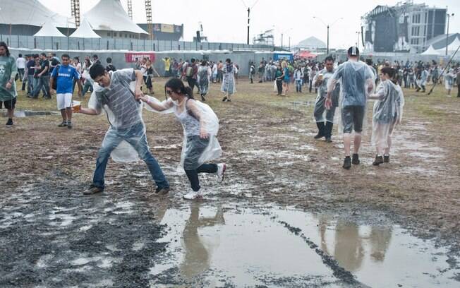 Público enfrenta chuva e lama no terceiro dia de shows do SWU 2011