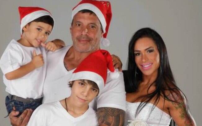 Alexandre Frota posa usando gorro de Papai Noel com a família