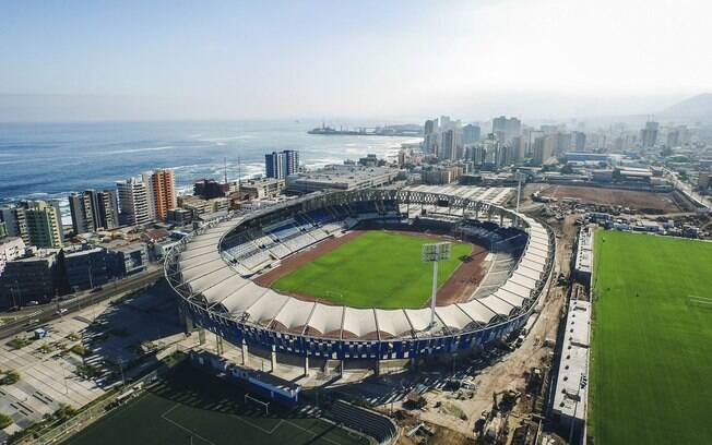 Estádio Regional Calvo y Bascuñan, em Antofagasta, tem capacidade para 21.178 pessoas e receberá dois jogos do torneio.. Foto: Agencia Uno via AP
