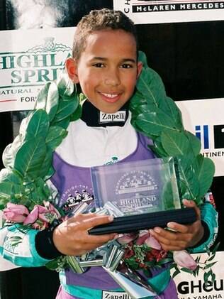 Aos 11 anos, Hamilton comemora um dos seus títulos de Kart