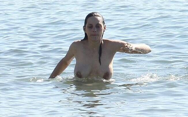 A atriz francesa Marion Cotillard também é adepta do topless