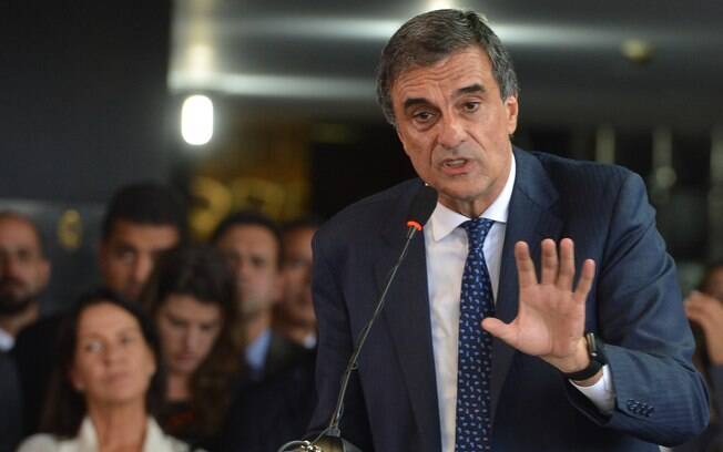 José Eduardo Cardozo pede que os processos que estão sob a relatoria de Mendes sejam extintos