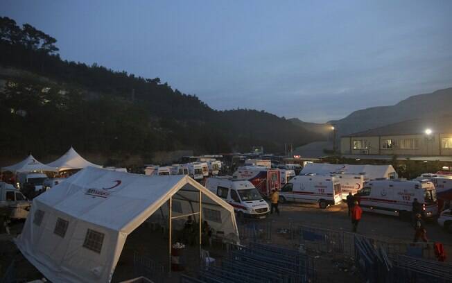 Ambulâncias esperam do lado de fora após acidente em uma mina de carvão em Soma, Turquia (14/05)