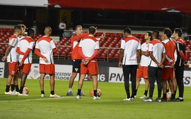 Bauza conversa com jogadores antes do confronto com o Atlético-MG