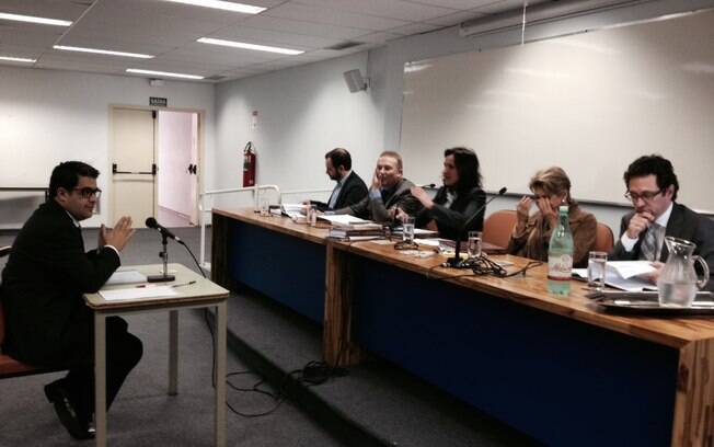 Dimitri Sales defende sua tese na PUC diante da banca formada por Roger Rampp Rios, Andres Gil Dominguez, a coordenadora Flavia Piovesan, Silvia Pimentel e Roberto Dias