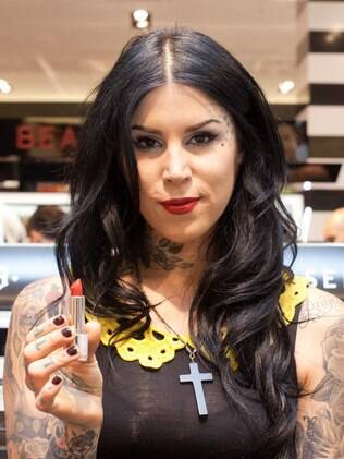Kat von D mostra seu produto preferido, o batom