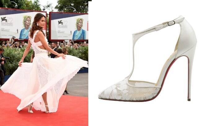 O vestido transparente por pouco não ofuscou o modelo Salonu de couro branco e tira fina com bico fino feito em renda (R$ 4.090)
