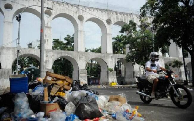 13.mar.2015 - Ruas da Lapa, no Rio, amanheceram com pilhas de lixo por conta da greve dos garis