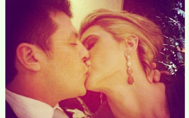 Mirella Santos postou uma foto beijando o marido com a legenda: 'Feliz Dia dos Namorados! Te amo, marido'. O humorista respondeu: 'Pra você também, minha esposa linda!'