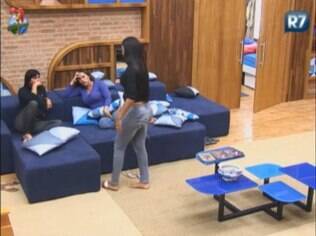 Shayene se junta a Gretchen e Viviane no sofá e o assunto é um só: Nicole