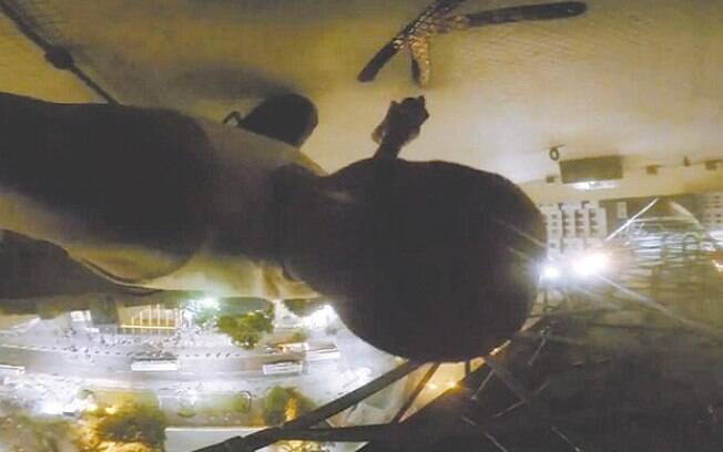 De cabeça para baixo, no relógio da Central do Brasil: vídeo foi gravado a 70 m de altura
