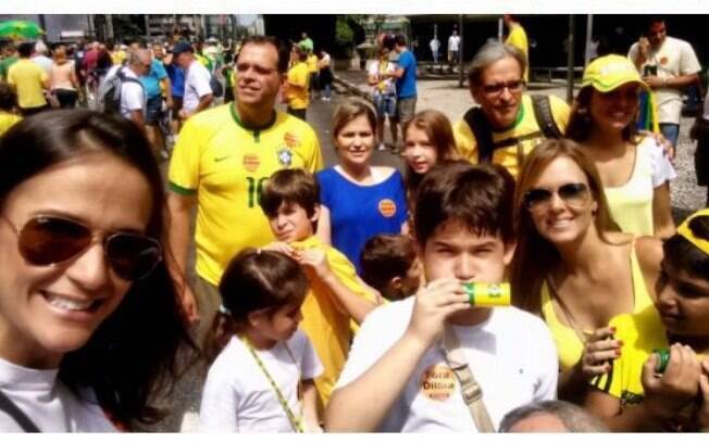 Silvia Suardi com filhos e alunos na manifestação de domingo (13), na avenida Paulista, em São Paulo Silvia Suardi com filhos e alunos na manifestação de domingo (13), na avenida Paulista, em São Paulo