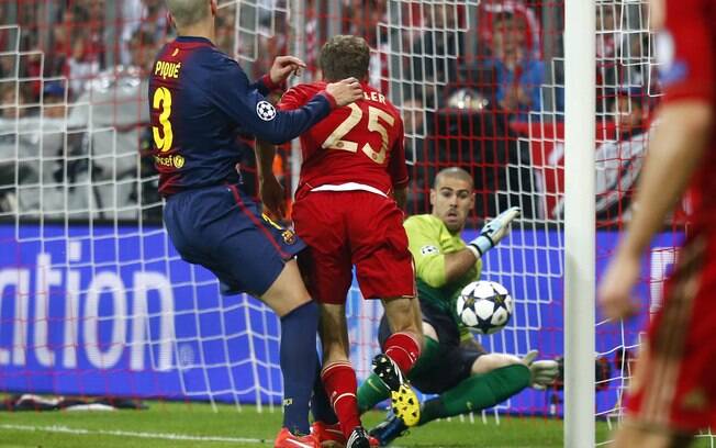 Thomas Mueller cabeceia para abrir o placar para o Bayern de Munique sobre o Barcelona