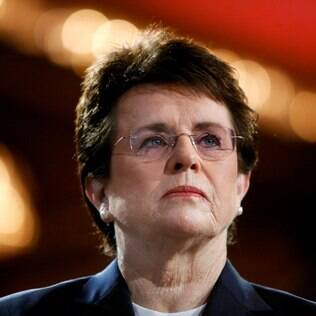 Dona de muitos títulos de campeã no tênis e abertamente gay, Billie Jean King foi a primeira atleta profissional a sair do armário, em 1981