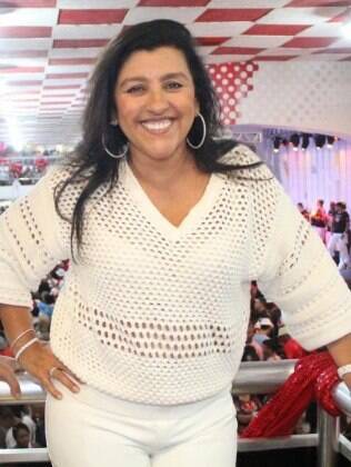 Regina Casé em imagem feita durante um ensaio de carnaval