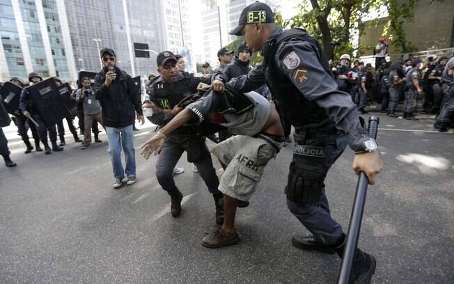 Manifestação é detido pela polícia durante protestos no Rio de Janeiro