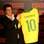 Durante sua passagem pelo Brasil, em 2010, Tom Cruise ganhou uma camisa do Brasil com seu nome. Foto: AE