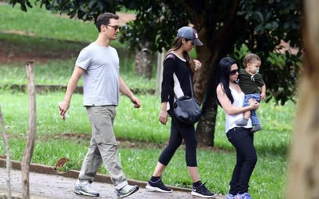 Matthew McConaughey e Camila Alves passeiam com os filhos em Belo Horizonte