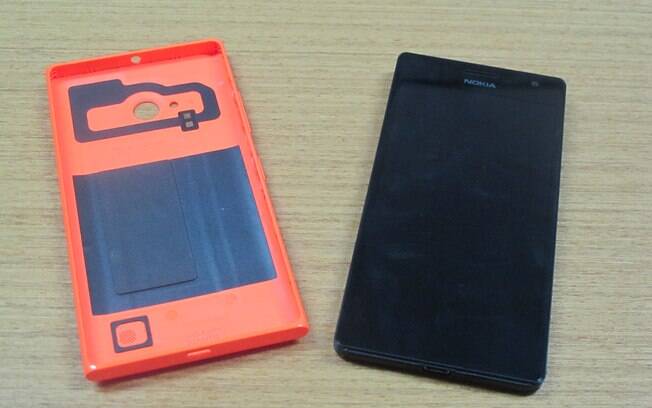 Lumia 730 Dual SIM é vendido com capas em laranja, branco e preto
