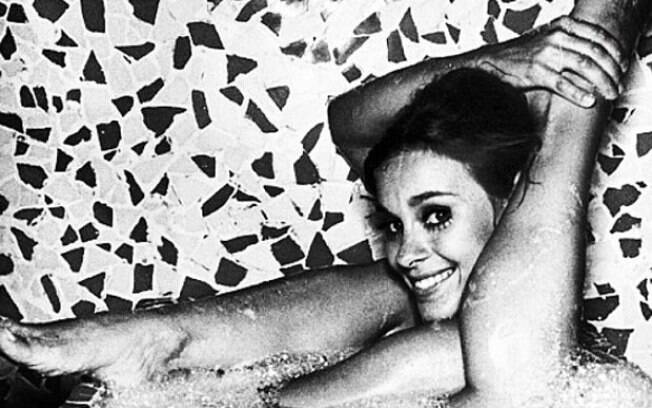 Carolina Dieckmann posta foto tomando banho e brincando de contorcionismo