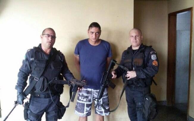 Policiais do 35º BPM prenderam casal, neste sábado, na favela Reta Velha, em Itaboraí.