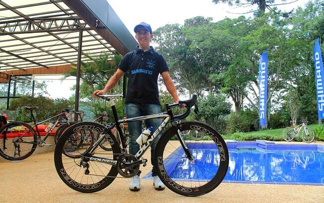 João Gaspar posa com a sua bike de competição 