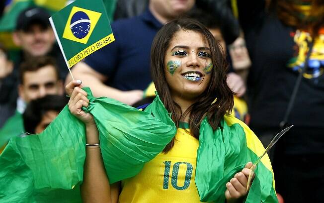 Brasileira faz festa para a partida amistosa entre Brasil e Chile. Foto: AP Photo/Kirsty Wigglesworth