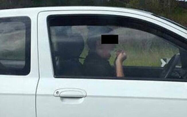 Australiana foi vista limpando os dentes com fio dental enquanto dirigia a 100 km/h