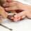 Para começar, faça as unhas normalmente: corte e lixe se necessário, e retire o excesso de cutículas. Foto: Edu Cesar/Fotoarena
