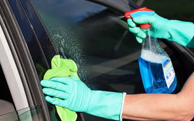 Use um borrifador com 100ml de xampu para carros misturado com 400ml de água, um pano de microfibra para espalhar e outro para secar.