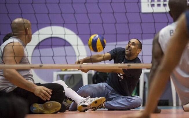 Serginho jogou vôlei sentado com a seleção brasileira paralímpica