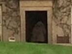 Fantasma segurando um bebê invade foto de família em castelo na Escócia