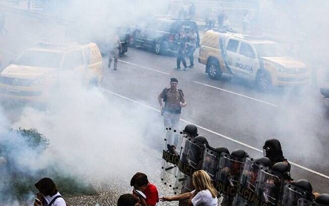 PM usou bombas de gás lacrimogênio durante protesto de professores do Paraná (28.4.2015). Foto: Divulgação/APP