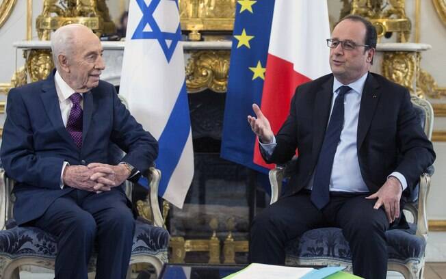 O ex-presidente israelense Shimon Perez ao lado de François Hollande na sede do governo francês