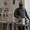 Soldado venezuelano deposita seu vota na urna eleitoral, em Caracas, neste domingo (14). Foto: AP