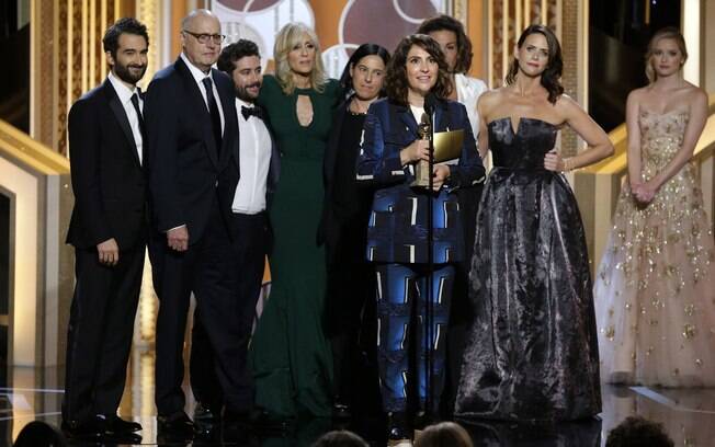 A equipe de 'Transparent' agradece o prêmio de melhor série de comédia. Foto: AP