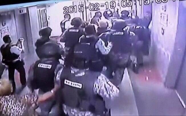 Ledezma é um dos principais opositores do presidente, Nicolás Maduro. Pessoas que estavam perto do gabinete do prefeito disseram ter sido possível ouvir tiros