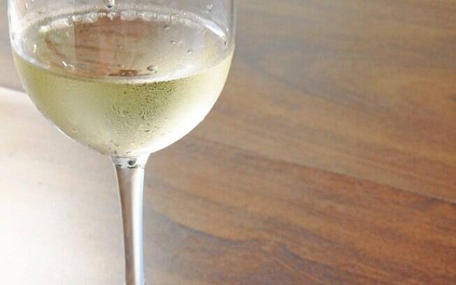 Vinho branco deve ser servido gelado