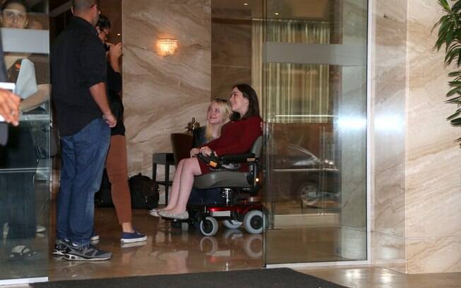 Dakota Fanning tira foto com fã cadeirante