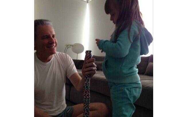 Roberto Justus brinca com a filha, Rafaella, de quatro anos