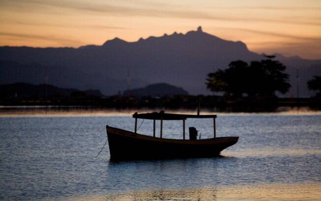 Barco na baía de Paraty: município carioca é Patrimônio Histórico Nacional