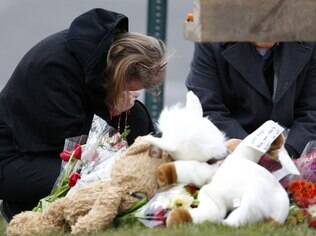 População de Newtown construiu memoriais na cidade em homenagem às vítimas, entre elas 20 crianças