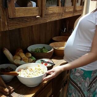 'Mama @ahickmann preparando o churrasco. ..#saidaíjr', escreveu o marido da apresentadora no Instagram
